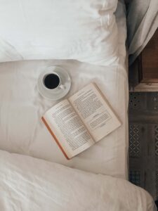 illustration d'un café avec un livre sur un lit