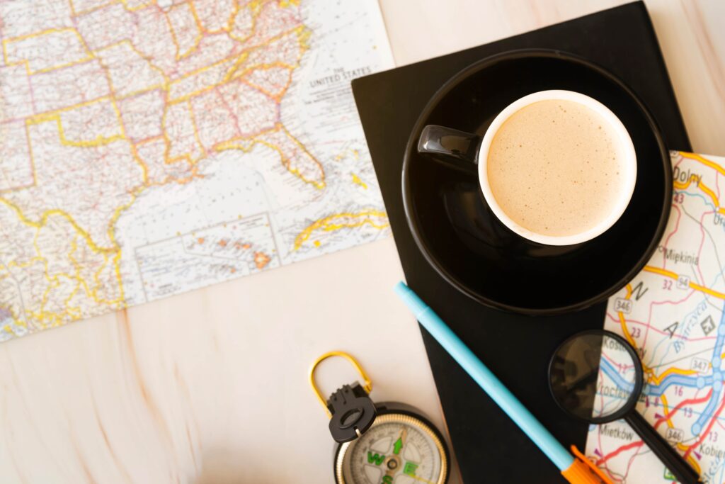 illustration d'un café à côté d'une carte avec une bousole