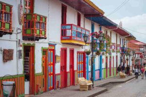 Illustration des maisons colorées dans le village de Salento en Colombie