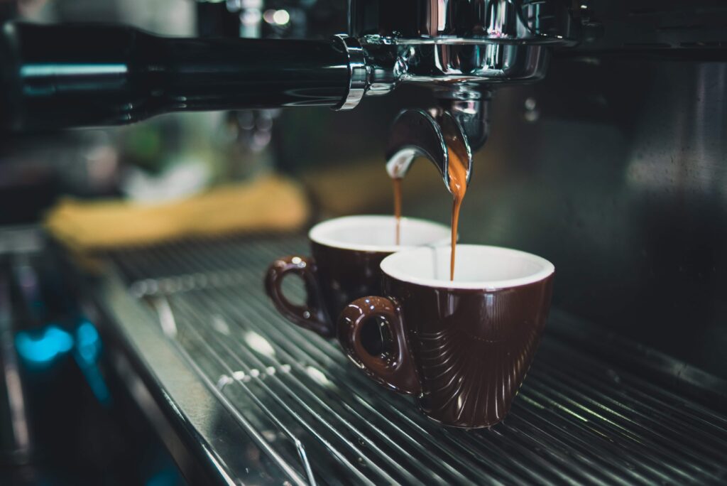 illustratrion d'une machine espresso en train de verser deux cafés