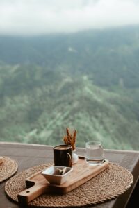 illustration d'une tasse de café devant les montagnes des Andes en Colombie