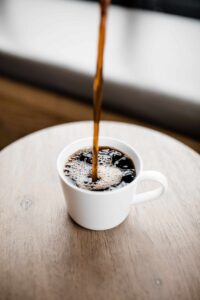 illustration de café en train d'être versé dans une tasse