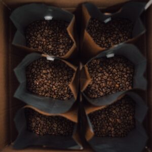 illustration de grains de café dans leurs sachets d'emballage