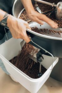 illustration de grains de café sortant d'une machine de torréfaction