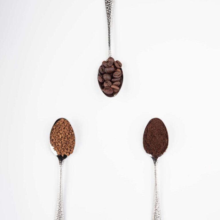 illustration de trois cuillères contenants des grains de café, du café grossièrement moulu et du café finement moulu