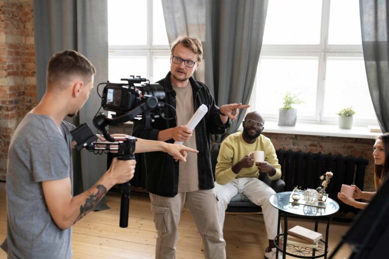 Illustration d'un tournage d'une scène de film avec des tasses de café