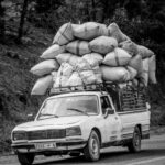 Illustration d'un producteur de café transportant sa marchandise
