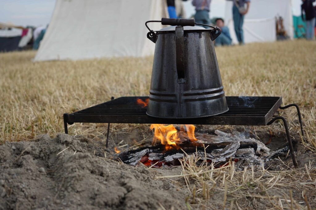 illustration d'une cafetière sur le feu en camping