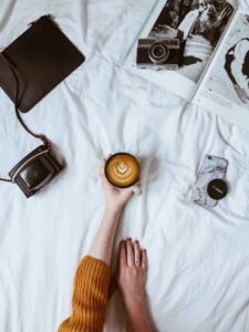 Illustration d'une tasse de café entouré d'un appareil photo, d'un téléphone portable et d'un magazine