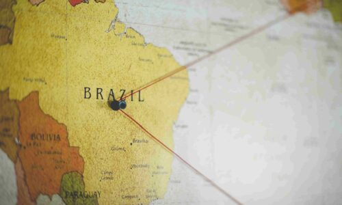 Carte avec une épingle sur le Brésil