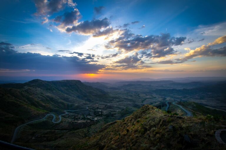 Photo d'un paysage éthiopien comprenant des montagnes et un coucher de soleil